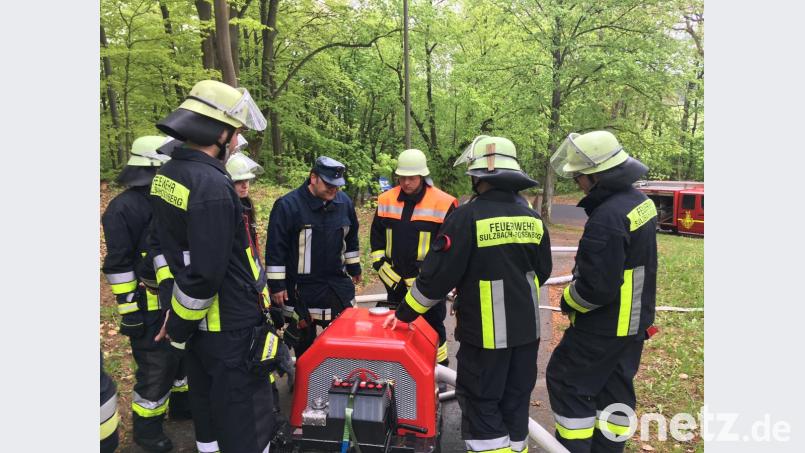 Beim Maschinisten-Lehrgang war auch problemlösendes Denken gefragt: Hier wurde die Pumpe genau erläutert und getestet. Bild: egl