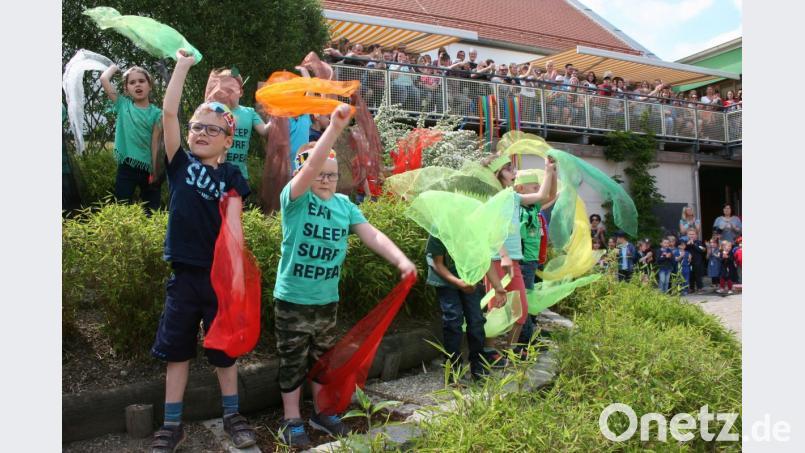 Kunterbunt trieben es die Kleinen beim Farbenfest des Kindergartens St. Marien. Bild: exb
