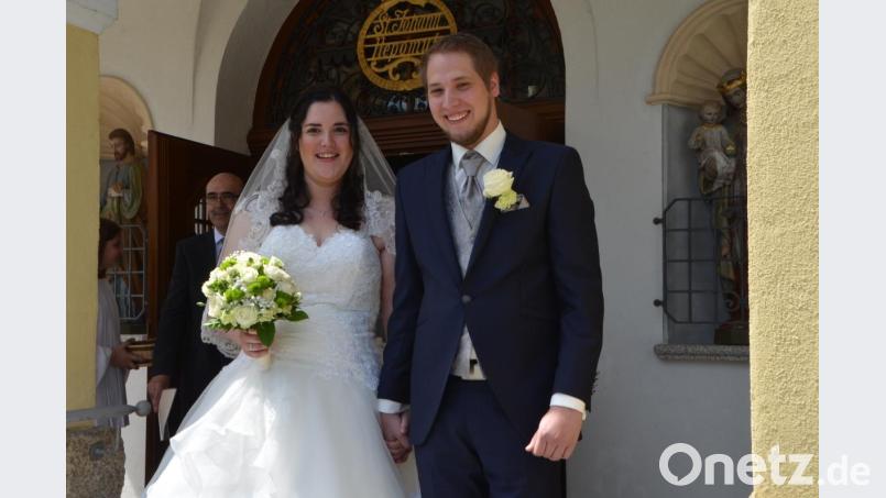 In der Waldauer St.-Johannes-Nepomuk-Kirche ließen sich Claudia Pflaum aus Pleystein und Alexander Meinerz aus Weiden von Kaplan Ulrich Eigendorf kirchlich trauen. Bild: dob