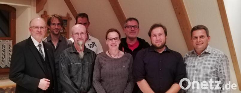Pfarrer Herbert Rösl (links) und Bürgermeister Norbert Eckl (rechts) dankten allen, die Verantwortung übernehmen: Kassenprüfer Andreas Wohlgemuth (ab Zweiter von links), Vorsitzender Gerald Paschke, stellvertretender Vorsitzender Bernhard Frey, Kassier Romy Gärtner, Kassenprüfer Thomas Heinrich, Schriftführer Daniel Eckl. Bild: exb