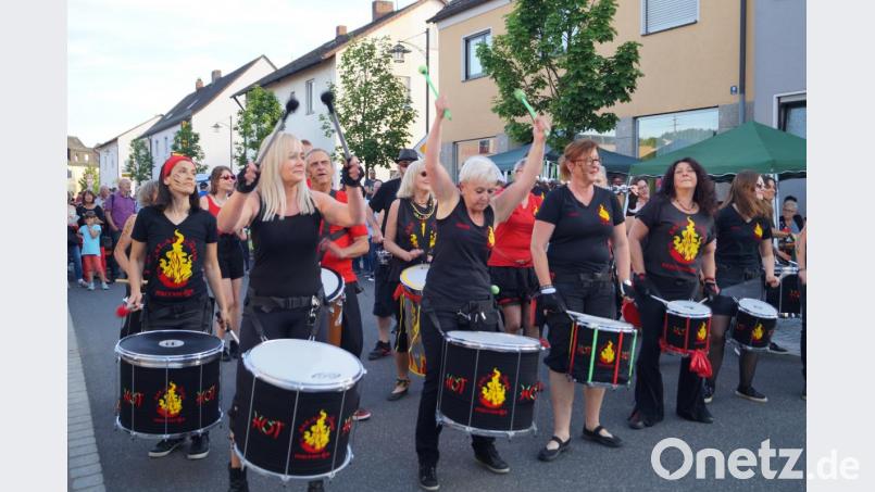 Trommelwirbel in der Hauptstraße: Die Rhythmusgruppe &quot;Jalapenos-Percussion&quot; fasziniert und begeistert mit ihren Show-Einlagen in der Festmeile und auf dem Dorfplatz eine große Zuschauerkulisse. Bild: du