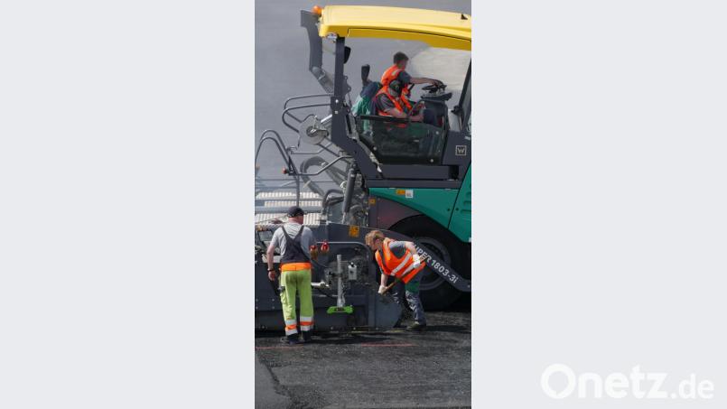 Frauen gehören längst zum normalen Bild beim Maschinen- und Straßenbau. Bild: tr