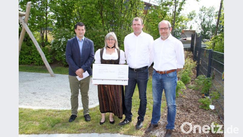 Vorstand Christian Schwandner (Zweiter von rechts) und Jürgen Bäumler von der DJK Gleiritsch übergaben der Leiterin des Landkindergartens Sabine Maderer und Bürgermeister Martin Schwandner (links) eine Spende in Höhe von250 Euro. Bild: bnr