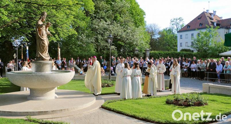 Bischof Rudolf Voderholzer (vor dem Brunnen) spendet den kirchlichen Segen und freut sich mit der Bevölkerung über den neuen Marienbrunnen. Bild: bsc
