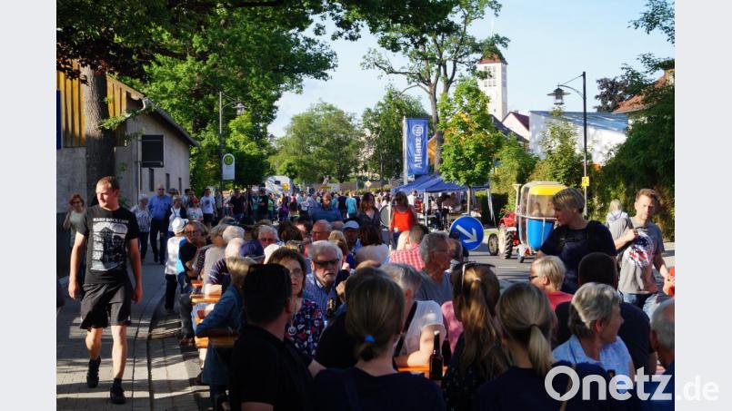 Hochbetrieb und voll besetzte Tischreihen in der Festmeile. Bild: du