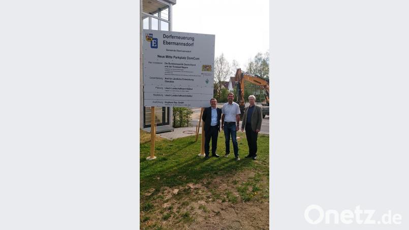 Beim Vor-Ort-Termin (von links): Bürgermeister Josef Gilch, Landschaftsarchitekt Siegfried Lösch und Steffen Schneider (Amt für ländliche Entwicklung). Bild: wec