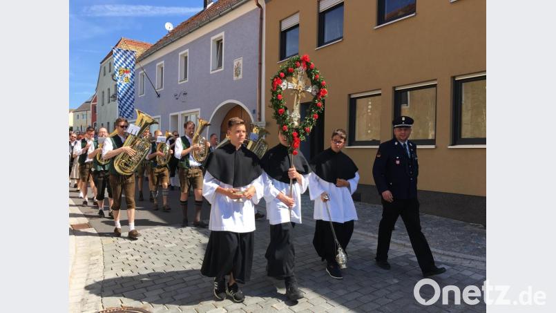 Ein Festzug unter Beteiligung der örtlichen Vereine und vieler Bürger führt über die neue Straße. Bild: ihl