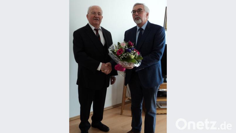Ruhestandspfarrer Eberhardt Steinacker (links) feierte 80. Geburtstag. Bürgermeister Manfred Rodde (rechts) gratulierte namens der Gemeinde. Bild: ksi