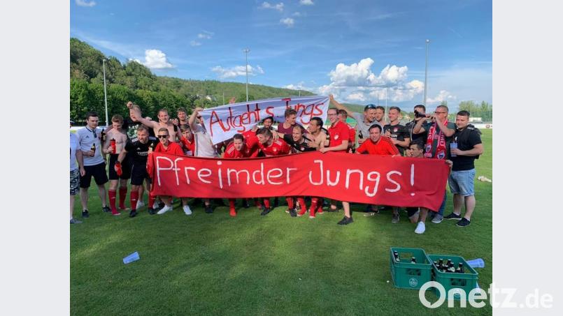 Jubel bei den Akteuren der SpVgg Pfreimd über den Landesliga-Klassenerhalt. Bild: exb