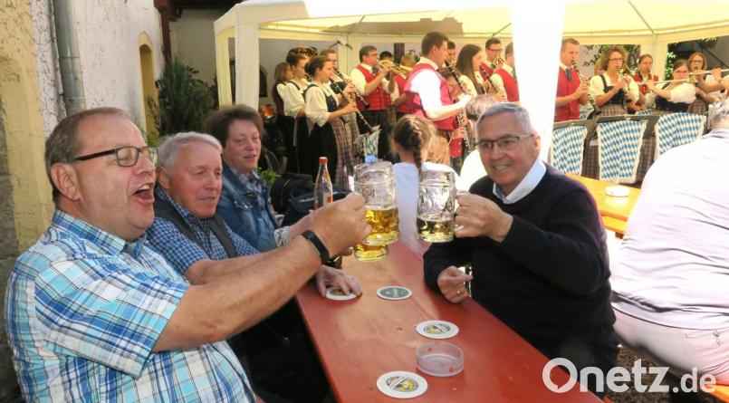 „Ein Prosit der Gemütlichkeit“. Im Fronberger Schlosshof spielte am „Vatertag“ die Jugendblaskapelle der Volkshochschule zur Unterhaltung auf. Bild: Hirsch