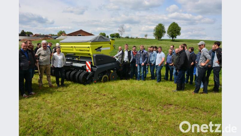Nach der Theorie am Vormittag stand am Nachmittag auf einem Feld bei Pechofen die Praxis im Mittelpunkt. Bild: jr