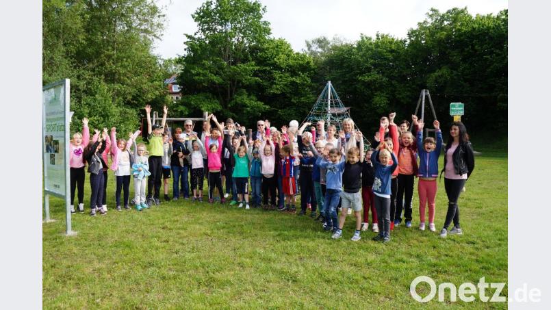 Große Freude herrschte am Freitag in Dieterskirchen. Bei der offiziellen Einweihung des Mehrgenerationen-Spielplatzes zeigten sich Jung und Alt begeistert. Bild: weu