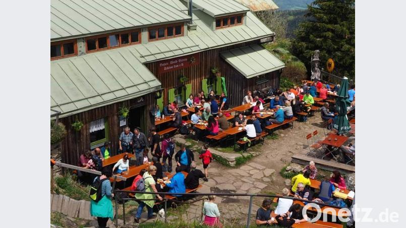 Rast machte die Gruppe aus dem Oberpfälzer Wald auf der Terrasse des Osserschutzhauses des Bayerischen Waldvereins. Bild: gz