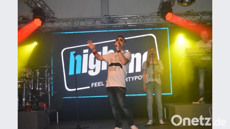 Die Band &quot;Highline&quot; hatte den Bogen raus. Vom ersten bis zum letzten Stück waren die Gäste auf den Bänken. Bild: bej