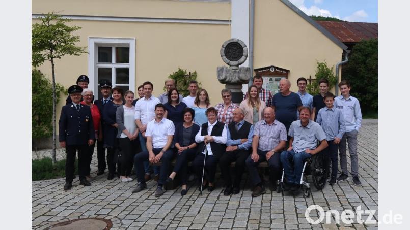 Vor dem Gasthaus Schrembs in Waldeck versammelten die Geburtstagsgäste von Gottlieb Plannerer (vorne, Dritter von rechts mit Gattin Marianne) zu einem Erinnerungsfoto. Bild: jzk