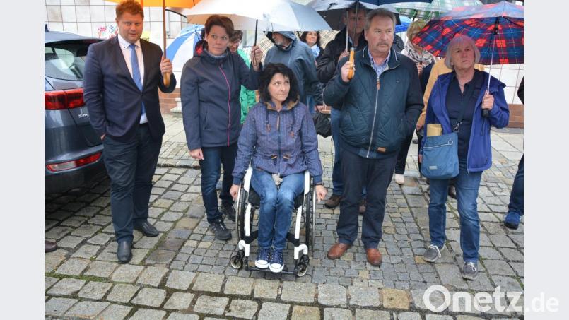 Die stellvertretende Kreisbehindertenbeauftragte Doris Scharnagl-Lindinger (Mitte) wünschte sich, dass auch der Obere Markt möglichst barrierefrei ausgebaut wird. Bild: jr