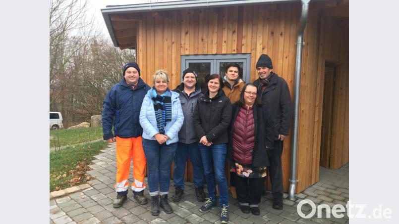 Zur Schar der vielen Unterstützer gehörn die Mitglieder des Imkervereins um Vorsitzenden Armin Bauer (links). Bild: fjo