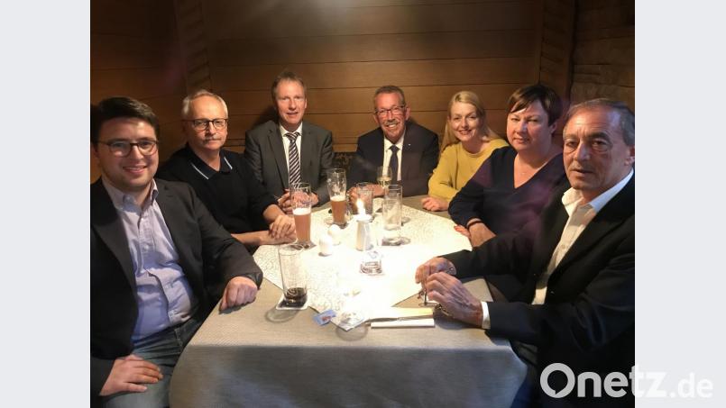 SPD-Kreisvorsitzender Peter Wein, Bruno Wagner, MdB Karl-Heinz Brunner, Lothar Kolb, Sandra Gierl, Evi Thanheiser und Franz Schindler trafen sich zum Fachgespräch. Bild: exb