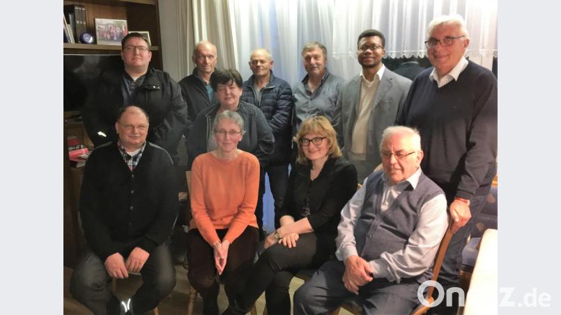 stehend von links: Zweiter Vorsitzender Andreas Dötterl, Beisitzer Herbert Müller, Anita Dötterl und Rudi Braun, Kassier Reinhard Raps, Kaplan Dr. Justin Kishimbe, Bürgermeister Josef Hecht.
Vorne von links: Beisitzer Werner Dötterl, Schriftführerin Rita Raps, Erste Vorsitzende Erna Raps und Beisitzer Alois Schmid. Bild: mez