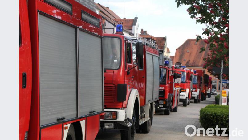 Mit all ihren Fahrzeugen kam die Feuerwehr zum Marktplatz. Bild: kro