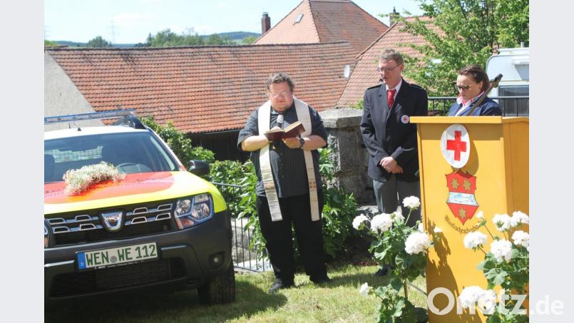 Stadtpfarrer Hubert Bartel segnet das Fahrzeug. Bild: wrt