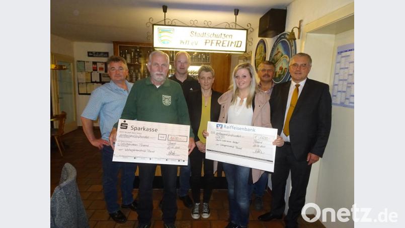 Die Werbegemeinschaft spendete 3000 Euro an den Schützenverein und für eine Typisierungsaktion. Dietmar Maier, Rudi Schreyer, Mirko Hägler, Petra Stahl, Verena Schottenheim, Gerhard Igl und Bürgermeister Richard Tischler (von links) freuten sich bei der Übergabe . Bild: hm