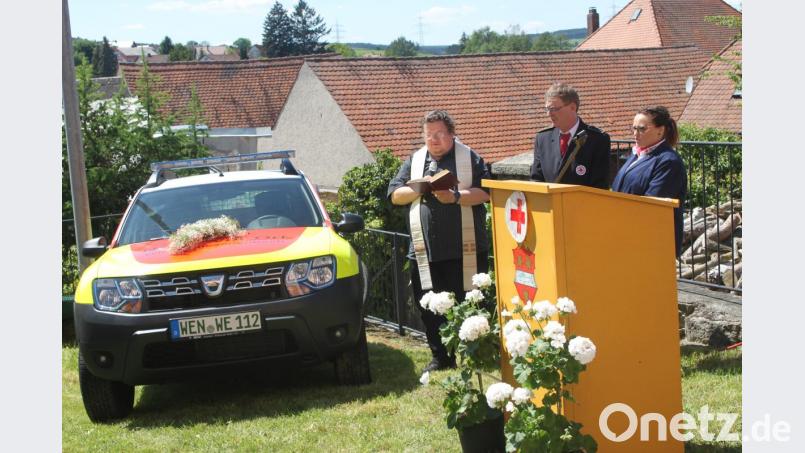 Stadtpfarrer Hubert Bartel segnet das Fahrzeug. Bild: wrt
