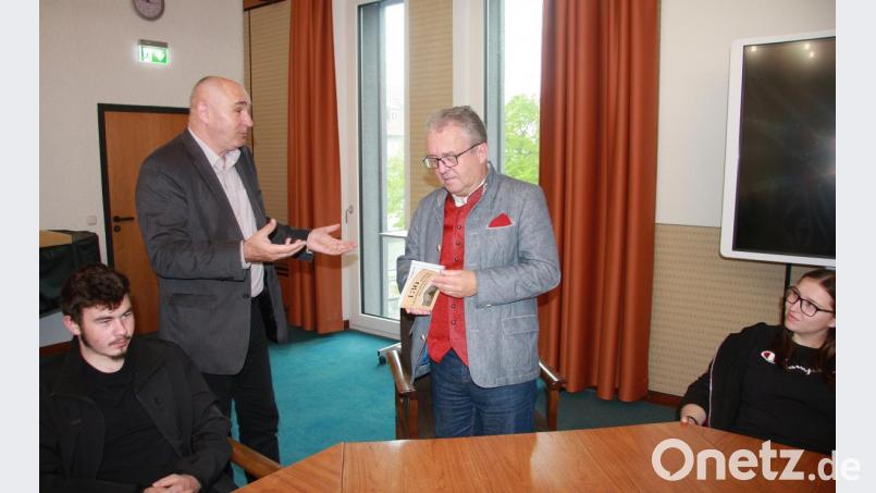 Mit einem Buch-Geschenk bedankte sich der kroatische Schulleiter aus Nova-Gradiska für die Gastfreundschaft. Bild: wro