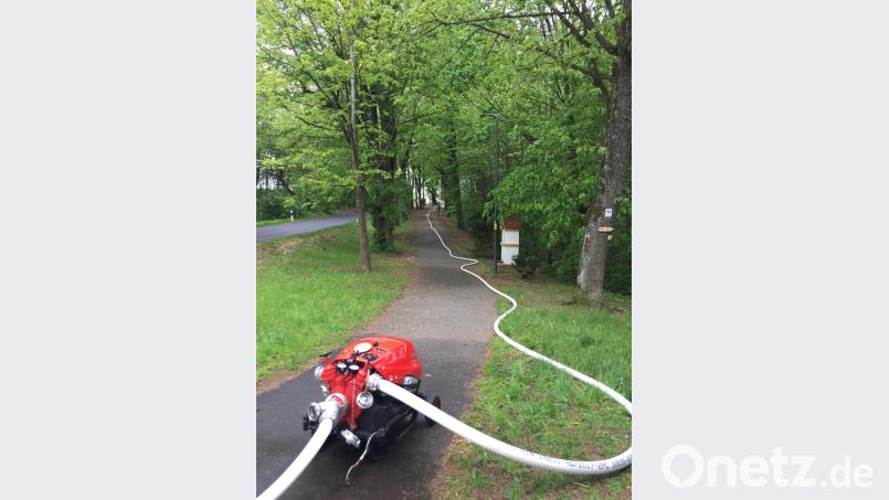 Zur Maschinistenausbildung der Feuerwehr Sulzbach-Rosenberg gehörte auch das Verlegen einer längeren Schlauchstrecke entlang des Kreuzweges zum Annaberg. Bild: egl