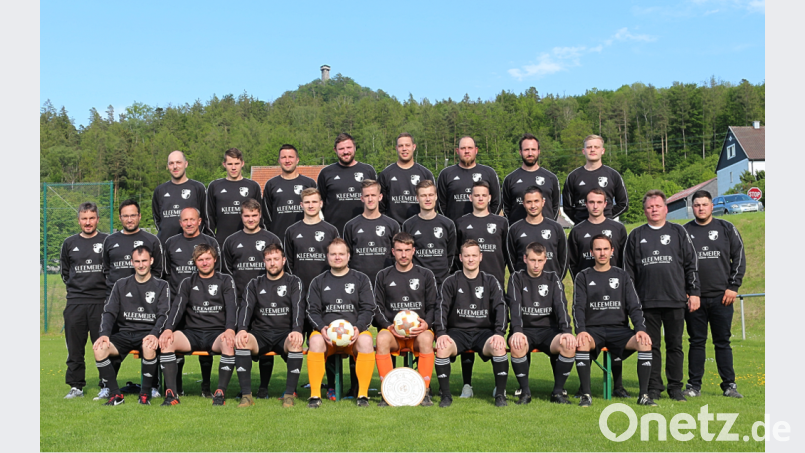Mit Freibier und guter Laune feiern Spieler und Funktionäre den Aufstieg der SpVgg von der A- in die Kreisklasse. Bild: alr