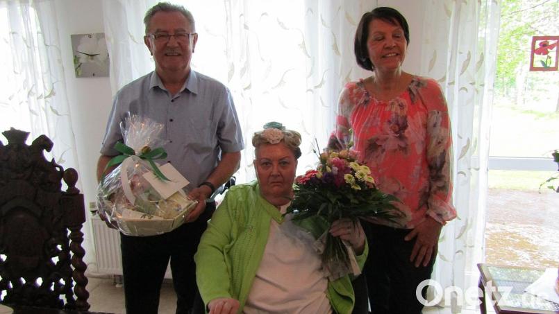 Zweiter Bürgermeister Herbert Lehner und Heimleiterin Simone Katzor mit der Jubilarin Walda Laufmann. Bild: sck