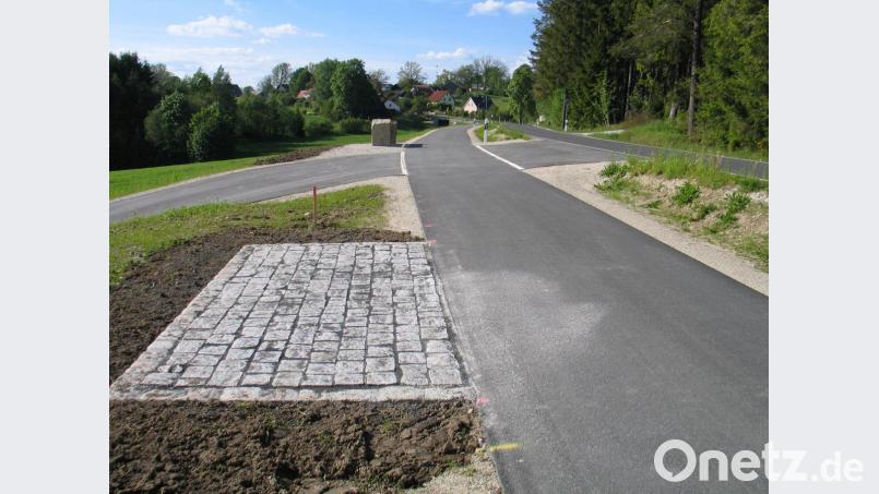 Auf der zurück gebauten und gepflasterten Fläche stand die Bank. Sie hat ein paar Meter weiter Richtung Schwarzenreuth einen neuen, dauerhaften Standort gefunden. Die gepflasterte Fläche kann nun als Abstellfläche für Fahrräder genutzt werden. Bild: bkr