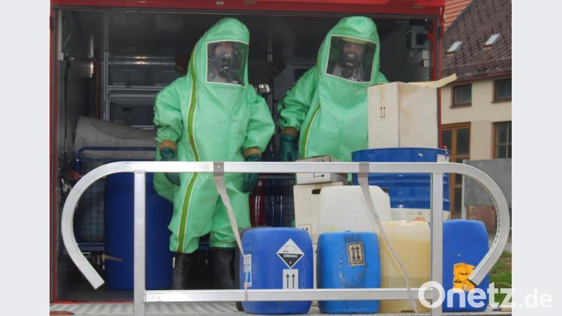Die Aktiven der Werksfeuerwehr Pilkington Weiherhammer und der Stützpunktwehr der Stadt Vohenstrauß lernen die Einsatzgrundsätze der Chemikalienschutzanzüge. Bild: bäh