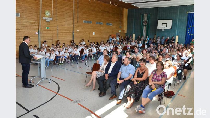 Das 50-jährige Bestehen der Waidhauser Schule wird groß gefeiert. Rektor Edgar Hanner (stehend) spricht über die Geschichte des Gebäudes und die Entwicklung der Schülerzahlen. Bild: fjo