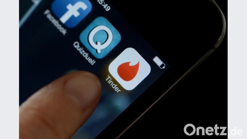 Logo der App Tinder auf einem Smartphone. Seit 2016 dürfen in Russland die Behörden auf Daten per Gesetz zugreifen, wenn sie kriminelle Machenschaften vermuten oder einem Terrorverdacht nachgehen. Foto: Franziska Kraufmann/Archiv Bild: Franziska Kraufmann