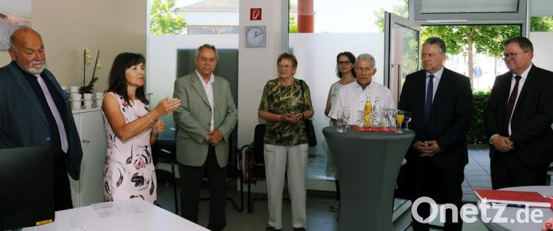 Von der Seminargasse in die Fleurystraße: Nach dem Umzug der Schuldnerberatung begrüßt AWO-Geschäftsstellenleiterin Julia Rußwurm (Zweite von links) ihre Gäste zur Einweihung der neuen Räume. Bild: gf