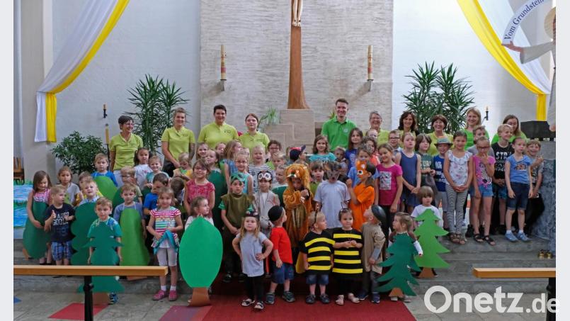 Die Kinder mit dem Personal des Kinderhauses St. Josef stellten sich nach ihrer Aufführung "Der Grüffelo" zum Erinnerungsbild. Bild: twi