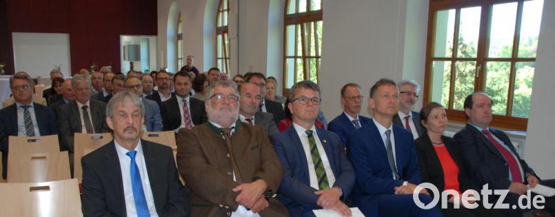 Die Gäste (links der neue Leiter Wilfried Knaut) folgen dem Festvortrag von Präsidenten Wolfgang Bauer. Bild: Portner