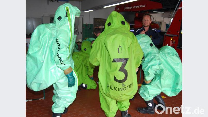 Den Aufbau, die Schutzfunktionen und die Einsatzgrundsätze lernen die Aktiven der Werksfeuerwehr Pilkington Weiherhammer und der Stützpunktwehr der Stadt Vohenstrauß. Bild: bäh