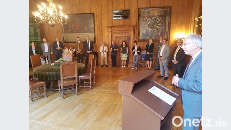 Regensburgs Unipräsident Udo Hebel (rechts) begrüßte die Teilnehmer des Hochschultreffens im Kurfürstenzimmer des Alten Rathauses. Bild: gib