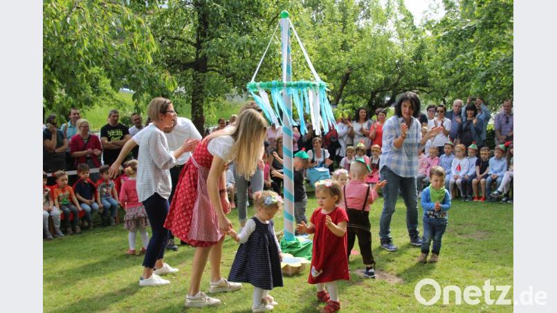 Schon die Kleinsten aus der Krippe der Einrichtung waren beim Maibaumaustanzen eingebunden. Bild: ads