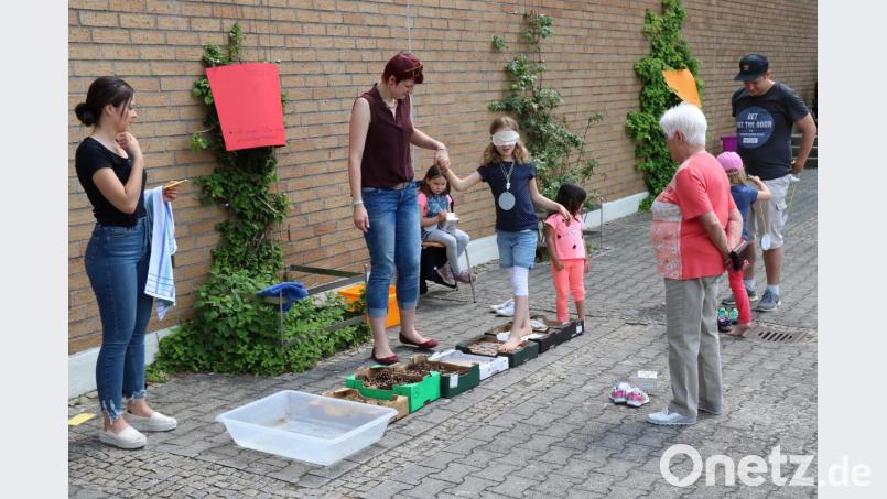 Als gutes Angebot beim Pfarrfest entpuppte sich der Fußfühlpfad, der bei den Kids für spannende Momente und so manches Aha-Erlebnis sorgte. Bild: ads