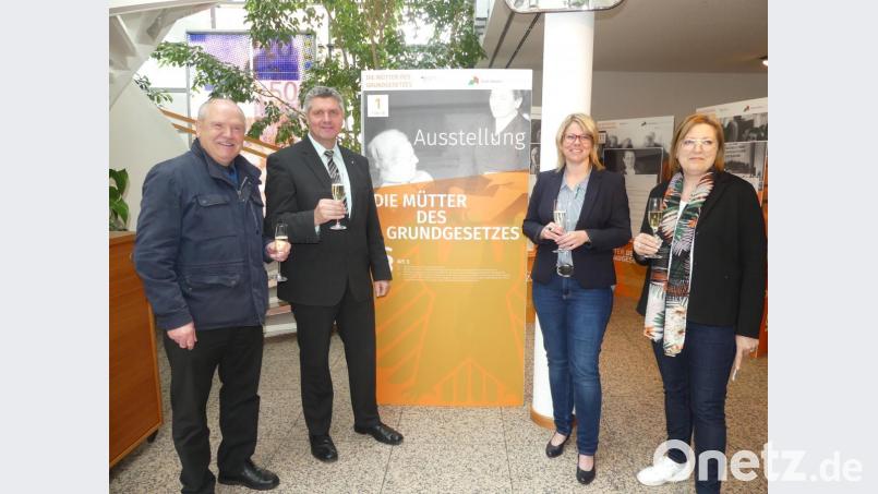 Bürgermeister Peter Lehr, Filialdirektor Wolfgang Busch, Bildungsmanagerin Julia Lenhart und Gleichstellungsbeauftragte Brigitte Menzel (von links) eröffnen in der Sparkasse die Ausstellung &quot;Die Mütter des Grundgesetzes&quot;. Bild: rn