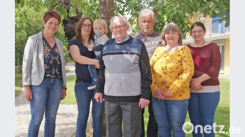 Zweite Bürgermeisterin Margit Reichl (links) gratulierte Johann Wittmann (Mitte), der seinen 85. Geburtstag im Kreise seiner Familie feierte. Bild: agr