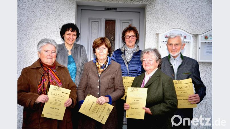 Die stellvertretende Bezirksvorsitzende der Katholischen Erziehergemeinschaft, Ulrike Neiser (hinten, links), ehrte (von links) Christa Gmeiner,Johanna Faltermeier, Emilie Stahl, Rosina Malzer und Alfred Faltermeier. Bild: es