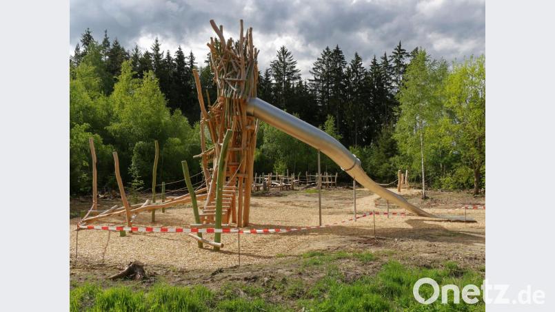 Erst klettern, dann rutschen. Der Waldspielplatz in der Nähe des Parkplatzes dürfte bei Kindern sehr beliebt werden. Bild: tr