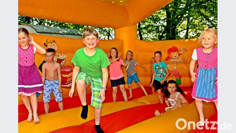 Die Kinder hüpfen beim Sommerfest der EAW-Siedler was das Zeug hält. Bild: R. Kreuzer