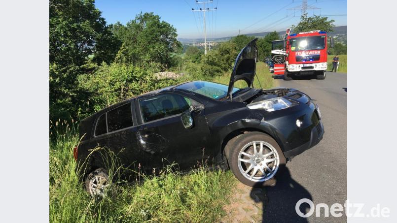 Nach dem Überschlag steht der Wagen mit dem Heck im Straßengraben. Bild: Gustl Beer