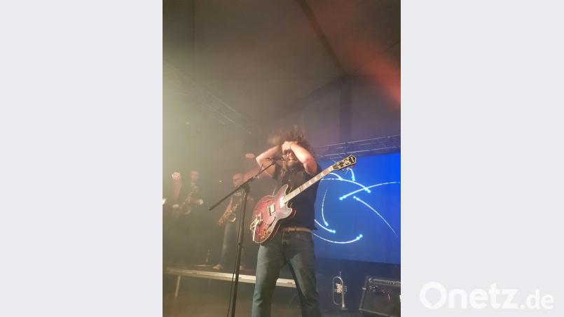 „Narrisch“ – schon beinahe kult ist dieser Song, bei dem der „Keller Steff“ seine Mähne verzwirbelt. In Schneeberg kam er dabei so in Ekstase, dass er hinterher sein Gitarren-Pick nicht mehr in der Haarpracht fand. Bild: Wilhelm Amann