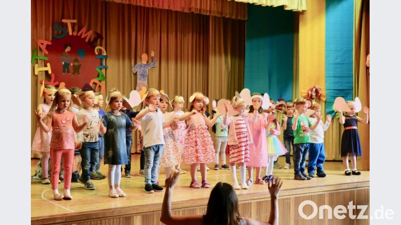 Bei einer großen Aufführung im Pfarraal gaben die Kinder des Kindergartens St. Michael mit Tänzen und Liedern einen tiefen Einblick in ihren Kindergartenalltag, der allen sichtlich Spaß macht Bild: ads